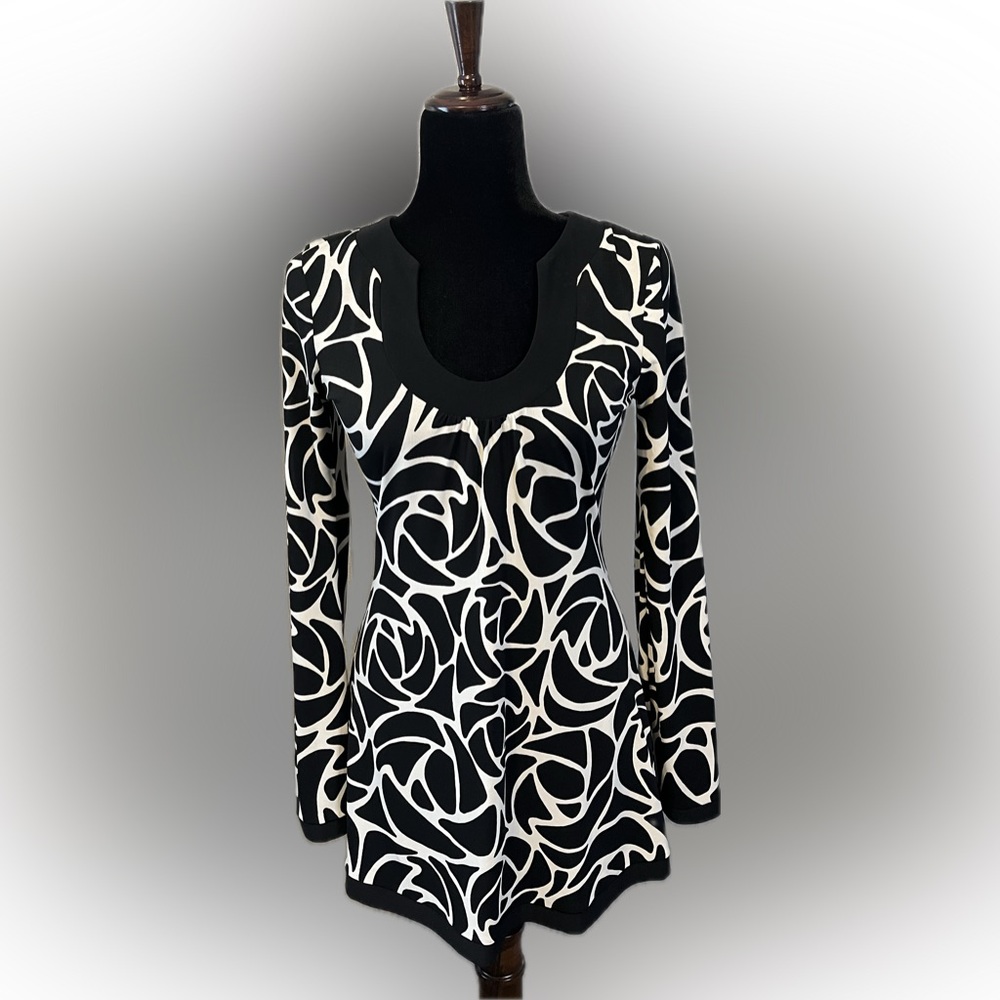 WHBM Black and White Abstract Scoop Neck Top size XS